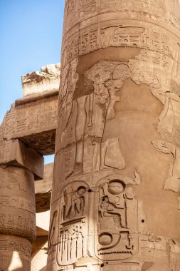 Karnak tapınağında hiyeroglifli farklı sütunlar. Karnak tapınağı eski Mısır 'daki en büyük kompleks..