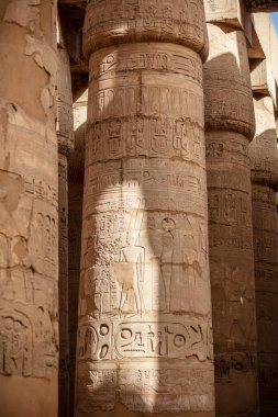 Karnak tapınağında hiyeroglifli farklı sütunlar. Karnak tapınağı eski Mısır 'daki en büyük kompleks..