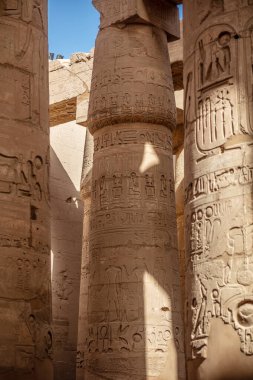 Karnak tapınağında hiyeroglifli farklı sütunlar. Karnak tapınağı eski Mısır 'daki en büyük kompleks..