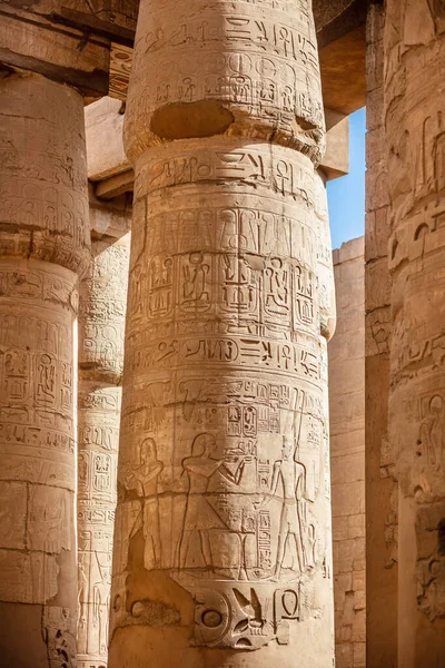 Karnak tapınağında hiyeroglifli farklı sütunlar. Karnak tapınağı eski Mısır 'daki en büyük kompleks..