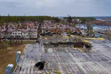 Süpermarketin yıkılan çatısının en üst görüntüsü. Süpermarket Rus askerlerinin roketleri ve mayınlarıyla vuruldu. Rus birliklerinin roket saldırısı sonrasında metal bir süpermarket yandı..