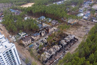 Yıkılmış ve yanmış evlerin en üst görüntüsü. Evler roketler ya da Rus askerlerinin mayınlarıyla yıkıldı. Rus işgalinden sonra Ukrayna şehirleri.
