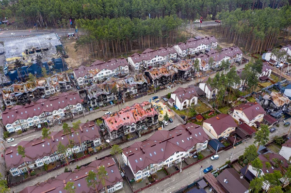 被毁和烧毁房屋的头像 房屋被俄罗斯士兵的火箭或地雷摧毁 俄罗斯占领后的乌克兰城市 — 图库照片