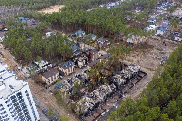 Yıkılmış ve yanmış evlerin en üst görüntüsü. Evler roketler ya da Rus askerlerinin mayınlarıyla yıkıldı. Rus işgalinden sonra Ukrayna şehirleri.