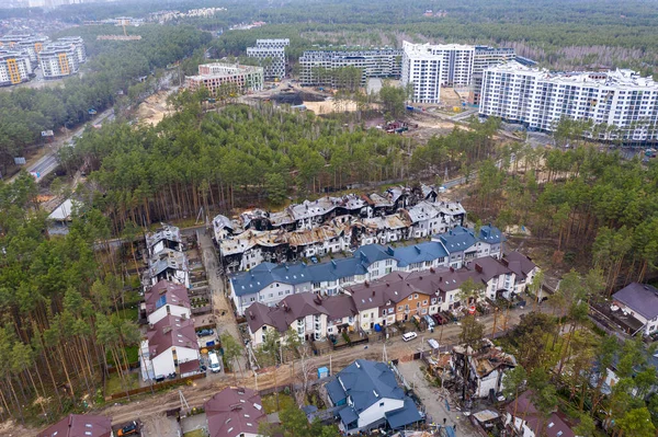 Yıkılmış ve yanmış evlerin en üst görüntüsü. Evler roketler ya da Rus askerlerinin mayınlarıyla yıkıldı. Rus işgalinden sonra Ukrayna şehirleri.
