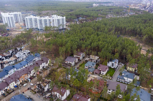 Yıkılmış ve yanmış evlerin en üst görüntüsü. Evler roketler ya da Rus askerlerinin mayınlarıyla yıkıldı. Rus işgalinden sonra Ukrayna şehirleri.