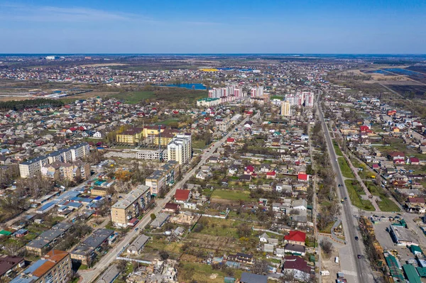 Yıkılmış ve yanmış evlerin en üst görüntüsü. Evler roketler ya da Rus askerlerinin mayınlarıyla yıkıldı. Rus işgalinden sonra Ukrayna şehirleri.