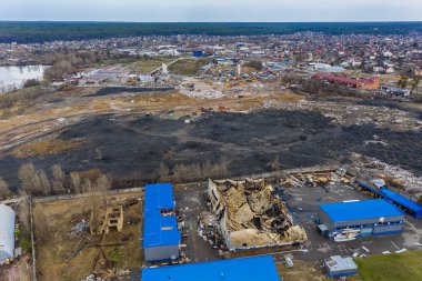 Yıkılmış ve yanmış binaların hava görüntüsü. Binalar Rus roketleri ve mayınları tarafından tahrip edildi. Rus işgalinden sonra Ukrayna şehirleri.