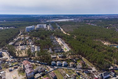 Yıkılmış ve yanmış evlerin en üst görüntüsü. Evler roketler ya da Rus askerlerinin mayınlarıyla yıkıldı. Rus işgalinden sonra Ukrayna şehirleri.