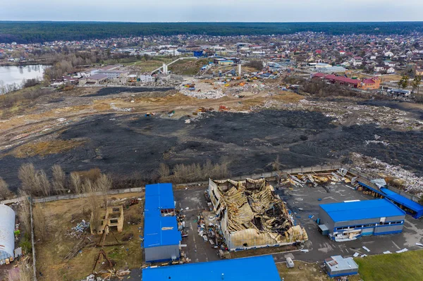 Yıkılmış ve yanmış binaların hava görüntüsü. Binalar Rus roketleri ve mayınları tarafından tahrip edildi. Rus işgalinden sonra Ukrayna şehirleri.