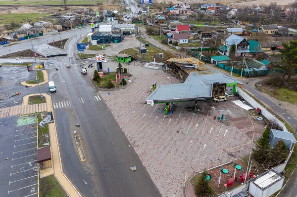 Rus birliklerinin roket saldırılarıyla yıkılan benzin istasyonlarının ve diğer binaların üst görüntüsü..