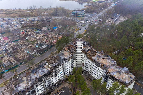 Yıkılmış ve yanmış binaların hava görüntüsü. Binalar Rus roketleri ve mayınları tarafından tahrip edildi. Rus işgalinden sonra Ukrayna şehirleri.