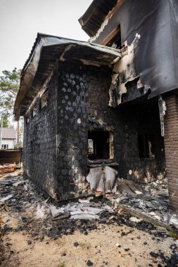 Hostomel, Kyev bölgesi Ukrayna - 09.04.2022: Rus işgalinden sonra Ukrayna şehirleri. Roketler ve mayınlar tarafından vurulduktan sonra yanan evler. Irpin, Bucha, Gostomel.