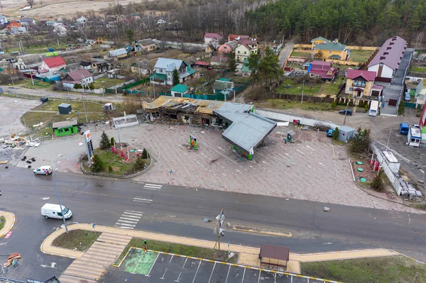 Irpin, Kyev bölgesi Ukrayna - 09.04.2022: Rus birliklerinin roket saldırılarıyla yıkılan benzin istasyonları ve diğer binaların üst görüntüsü.