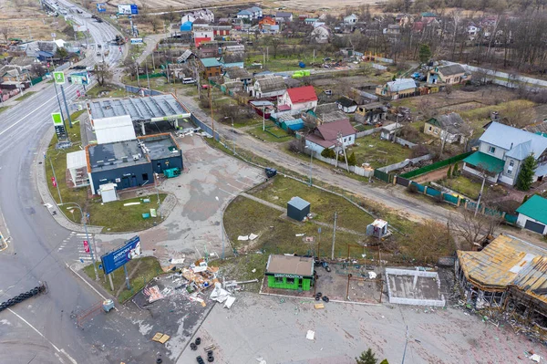 Irpin, Kyev bölgesi Ukrayna - 09.04.2022: Rus birliklerinin roket saldırılarıyla yıkılan benzin istasyonları ve diğer binaların üst görüntüsü.