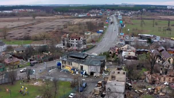 破壊され 焼失した家の空中ビュー ロシア兵のロケットや地雷によって家屋が破壊された ロシア占領後のウクライナの都市 — ストック動画