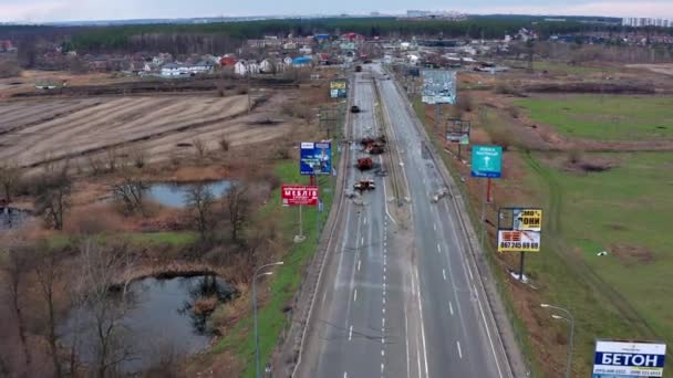 Bovenaanzicht Weg Vernielde Uitrusting Van Russische Indringers Tanks Gepantserde Personeel — Stockvideo