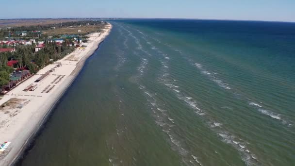 Belo Voo Verão Sobre Praia Pessoas Estão Descansar Perto Mar — Vídeo de Stock