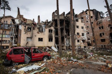 Irpin, Kyev bölgesi Ukrayna - 09.04.2022: Rus işgalinden sonra Ukrayna şehirleri. Irpen sokaklarında yıkılan binalar. Kırık, kabuklu camlar. Füzeler tarafından vurulduktan sonra binalar.