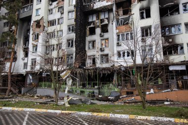 Irpin, Kyev bölgesi Ukrayna - 09.04.2022: Rus işgalinden sonra Ukrayna şehirleri. Irpen sokaklarında yıkılan binalar. Kırık, kabuklu camlar. Füzeler tarafından vurulduktan sonra binalar.