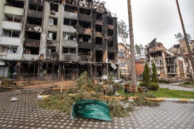 Irpin, Kyev bölgesi Ukrayna - 09.04.2022: Rus işgalinden sonra Ukrayna şehirleri. Irpen sokaklarında yıkılan binalar. Kırık, kabuklu camlar. Füzeler tarafından vurulduktan sonra binalar.