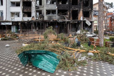 Irpin, Kyev bölgesi Ukrayna - 09.04.2022: Rus işgalinden sonra Ukrayna şehirleri. Irpen sokaklarında yıkılan binalar. Kırık, kabuklu camlar. Füzeler tarafından vurulduktan sonra binalar.