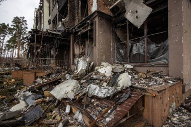 Irpin, Kyev bölgesi Ukrayna - 09.04.2022: Rus işgalinden sonra Ukrayna şehirleri. Irpen sokaklarında yıkılan binalar. Kırık, kabuklu camlar. Füzeler tarafından vurulduktan sonra binalar.