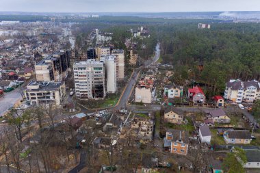 Irpin, Kyev bölgesi Ukrayna - 09.04.2022: Yıkılmış ve yanmış binaların hava görüntüsü. Binalar Rus roketleri ve mayınları tarafından tahrip edildi. İşgalden sonra Ukrayna şehirleri.