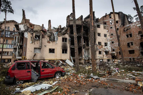 Irpin, Kyev bölgesi Ukrayna - 09.04.2022: Rus işgalinden sonra Ukrayna şehirleri. Irpen sokaklarında yıkılan binalar. Kırık, kabuklu camlar. Füzeler tarafından vurulduktan sonra binalar.