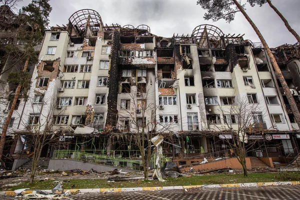 Irpin, Kyev bölgesi Ukrayna - 09.04.2022: Rus işgalinden sonra Ukrayna şehirleri. Irpen sokaklarında yıkılan binalar. Kırık, kabuklu camlar. Füzeler tarafından vurulduktan sonra binalar.