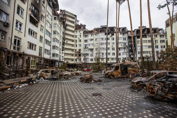 Irpin, Kyev bölgesi Ukrayna - 09.04.2022: Rus işgalinden sonra Ukrayna şehirleri. Irpen sokaklarında yıkılan binalar. Kırık, kabuklu camlar. Füzeler tarafından vurulduktan sonra binalar.