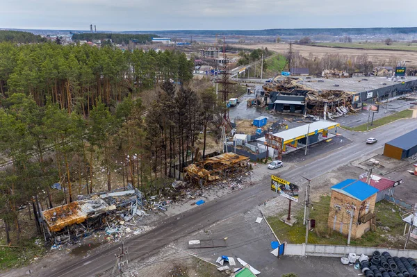 Gostomel, Kyev bölgesi Ukrayna - 09.04.2022: Yıkılmış ve yanmış binaların hava görüntüsü. Binalar Rus roketleri ve mayınları tarafından tahrip edildi. İşgalden sonra Ukrayna şehirleri.
