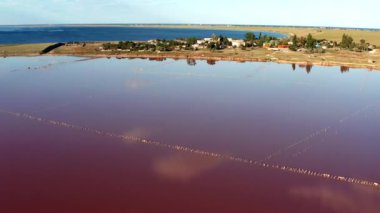 Tuzlu, pembe gölün güzel üst manzarası. Güzel pembe gün batımı.