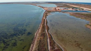 Gün batımından sonra yukarıdan bir kuadkopterle uçacağız. Deniz kıyısı ve tuzlu, tedavi için termal göller. Kumsal kıyısı.