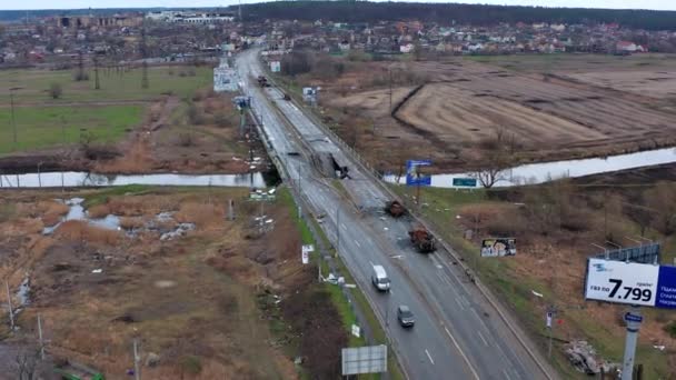 Pohled Shora Silnici Zničené Vybavení Ruských Vetřelců Tanky Obrněné Transportéry — Stock video