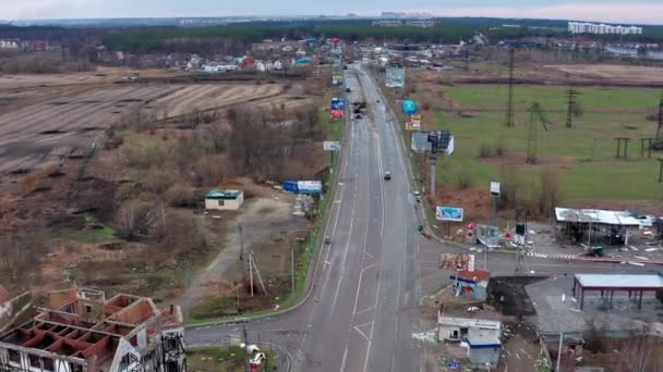 Blick Von Oben Auf Die Straße Und Die Zerstörte Ausrüstung — Stockvideo