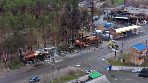 从空中俯瞰被毁和烧毁的房屋 房屋被俄罗斯士兵的火箭或地雷摧毁 俄罗斯占领后的乌克兰城市 — 图库视频影像