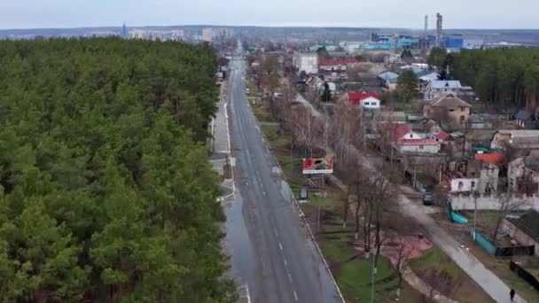 도로의 꼭대기에서 파괴되고 불태운 집들을 공중에서 수있었다 집들은 러시아 군인들의 — 비디오