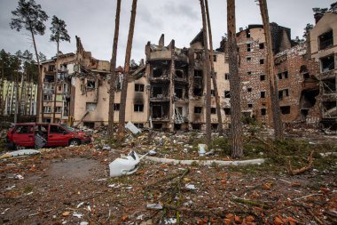 Irpin, Kyev bölgesi Ukrayna - 09.04.2022: Rus işgalinden sonra Ukrayna şehirleri. Irpen sokaklarında yıkılan binalar. Kırık, kabuklu camlar. Füzeler tarafından vurulduktan sonra binalar.