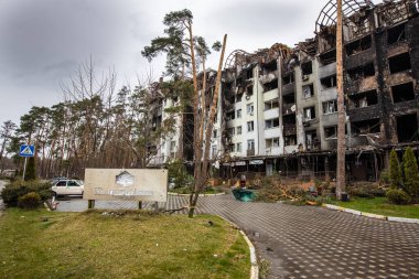 Irpin, Kyev bölgesi Ukrayna - 09.04.2022: Rus işgalinden sonra Ukrayna şehirleri. Irpen sokaklarında yıkılan binalar. Kırık, kabuklu camlar. Füzeler tarafından vurulduktan sonra binalar.
