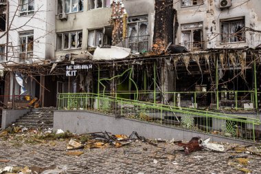 Irpin, Kyev bölgesi Ukrayna - 09.04.2022: Rus işgalinden sonra Ukrayna şehirleri. Irpen sokaklarında yıkılan binalar. Kırık, kabuklu camlar. Füzeler tarafından vurulduktan sonra binalar.