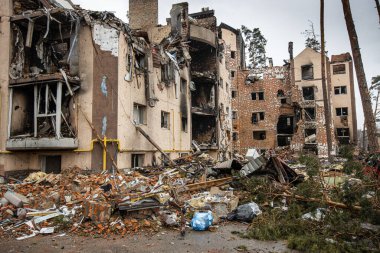Irpin, Kyev bölgesi Ukrayna - 09.04.2022: Rus işgalinden sonra Ukrayna şehirleri. Irpen sokaklarında yıkılan binalar. Kırık, kabuklu camlar. Füzeler tarafından vurulduktan sonra binalar.