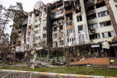 Irpin, Kyev bölgesi Ukrayna - 09.04.2022: Rus işgalinden sonra Ukrayna şehirleri. Irpen sokaklarında yıkılan binalar. Kırık, kabuklu camlar. Füzeler tarafından vurulduktan sonra binalar.