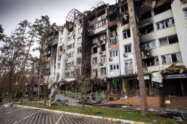 Irpin, Kyev bölgesi Ukrayna - 09.04.2022: Rus işgalinden sonra Ukrayna şehirleri. Irpen sokaklarında yıkılan binalar. Kırık, kabuklu camlar. Füzeler tarafından vurulduktan sonra binalar.