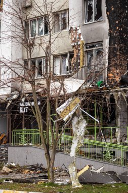 Irpin, Kyev bölgesi Ukrayna - 09.04.2022: Rus işgalinden sonra Ukrayna şehirleri. Irpen sokaklarında yıkılan binalar. Kırık, kabuklu camlar. Füzeler tarafından vurulduktan sonra binalar.