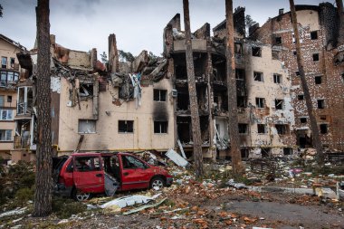 Irpin, Kyev bölgesi Ukrayna - 09.04.2022: Rus işgalinden sonra Ukrayna şehirleri. Irpin sokaklarında. Arabalara ateş etti. Irpin, Bucha, Hostomel.