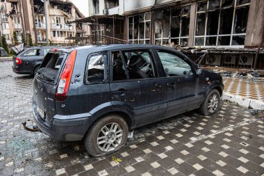 Irpin, Kyev bölgesi Ukrayna - 09.04.2022: Rus işgalinden sonra Ukrayna şehirleri. Irpin sokaklarında. Arabalara ateş etti. Irpin, Bucha, Hostomel.