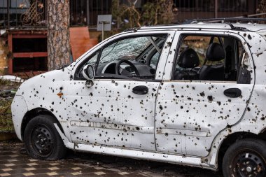 Irpin, Kyev bölgesi Ukrayna - 09.04.2022: Rus işgalinden sonra Ukrayna şehirleri. Irpin sokaklarında. Arabalara ateş etti. Irpin, Bucha, Hostomel.