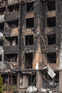 Irpin, Kyev bölgesi Ukrayna - 09.04.2022: Rus işgalinden sonra Ukrayna şehirleri. Irpen sokaklarında yıkılan binalar. Kırık, kabuklu camlar. Füzeler tarafından vurulduktan sonra binalar.