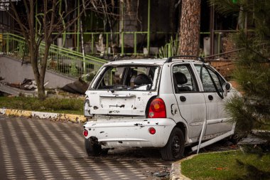 Irpin, Kyev bölgesi Ukrayna - 09.04.2022: Rus işgalinden sonra Ukrayna şehirleri. Irpin sokaklarında. Arabalara ateş etti. Irpin, Bucha, Hostomel.